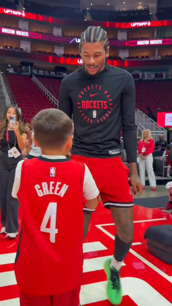 暖心偶像！小球迷赛前得到杰伦格林亲签球鞋球衣