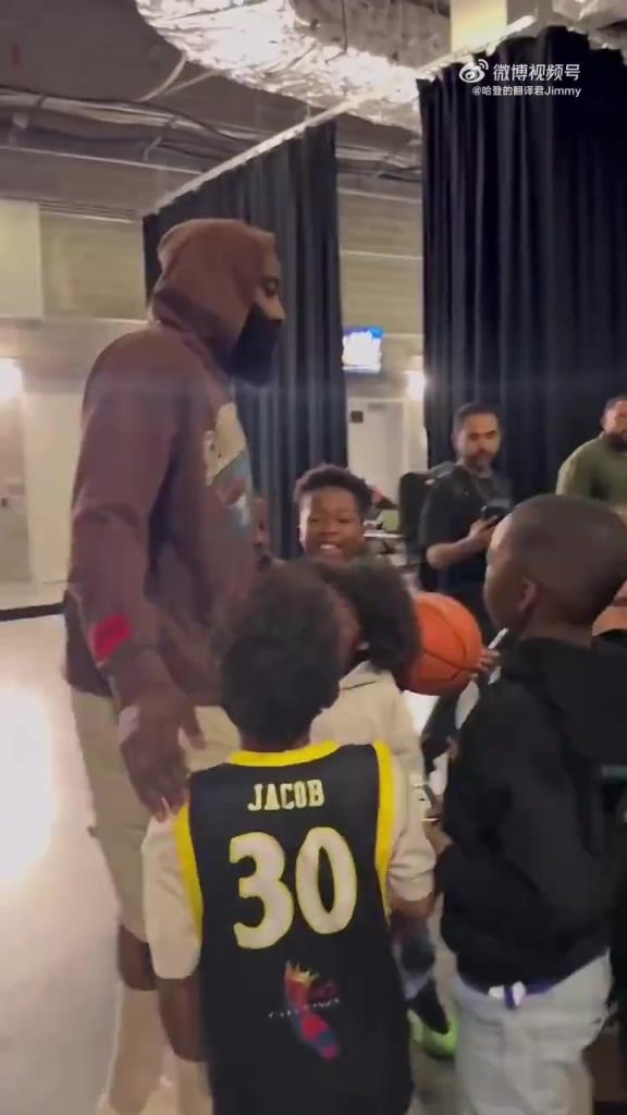 哈登赛后对小朋友：听你们家长的话，总有一天你们也会打进NBA